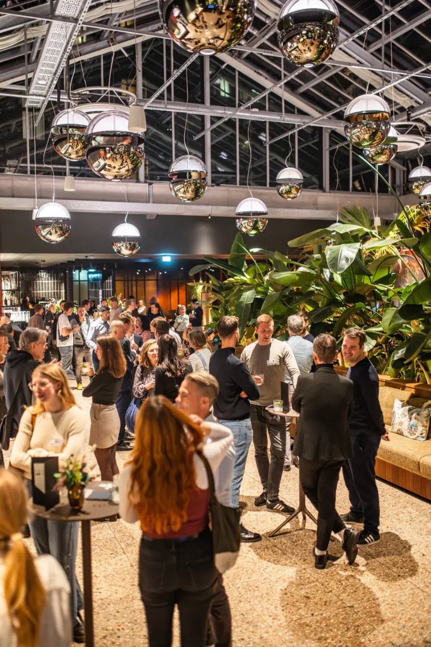 Indoorveranstaltung mit vielen verschiedenen Menschen und Drinks